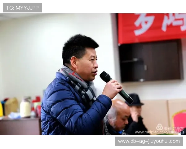 《小球员与老教练的智慧传承：足球场上的成长与坚持》